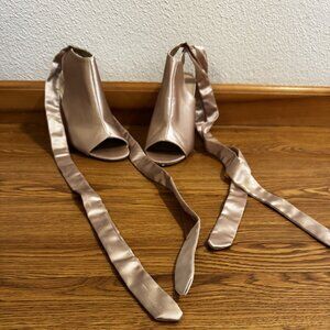 pretty rose goldish cream Just Fab heels. US size 7